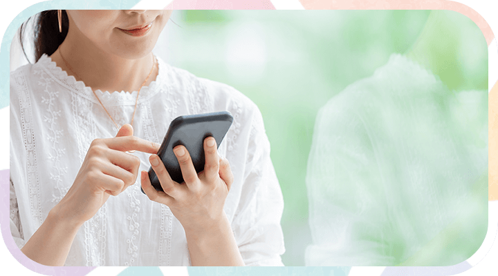 スマホを操作する女性の写真